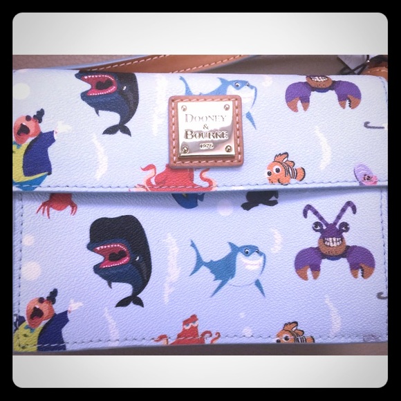 NWT Dooney and Bourke out to sea crossbody - Picture 1 of 7